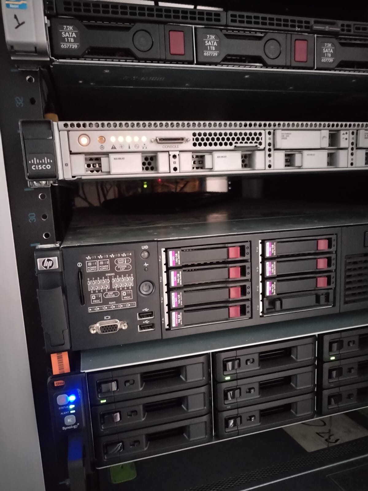 Rack con equipos de red, servidor y unidades de almacenamiento