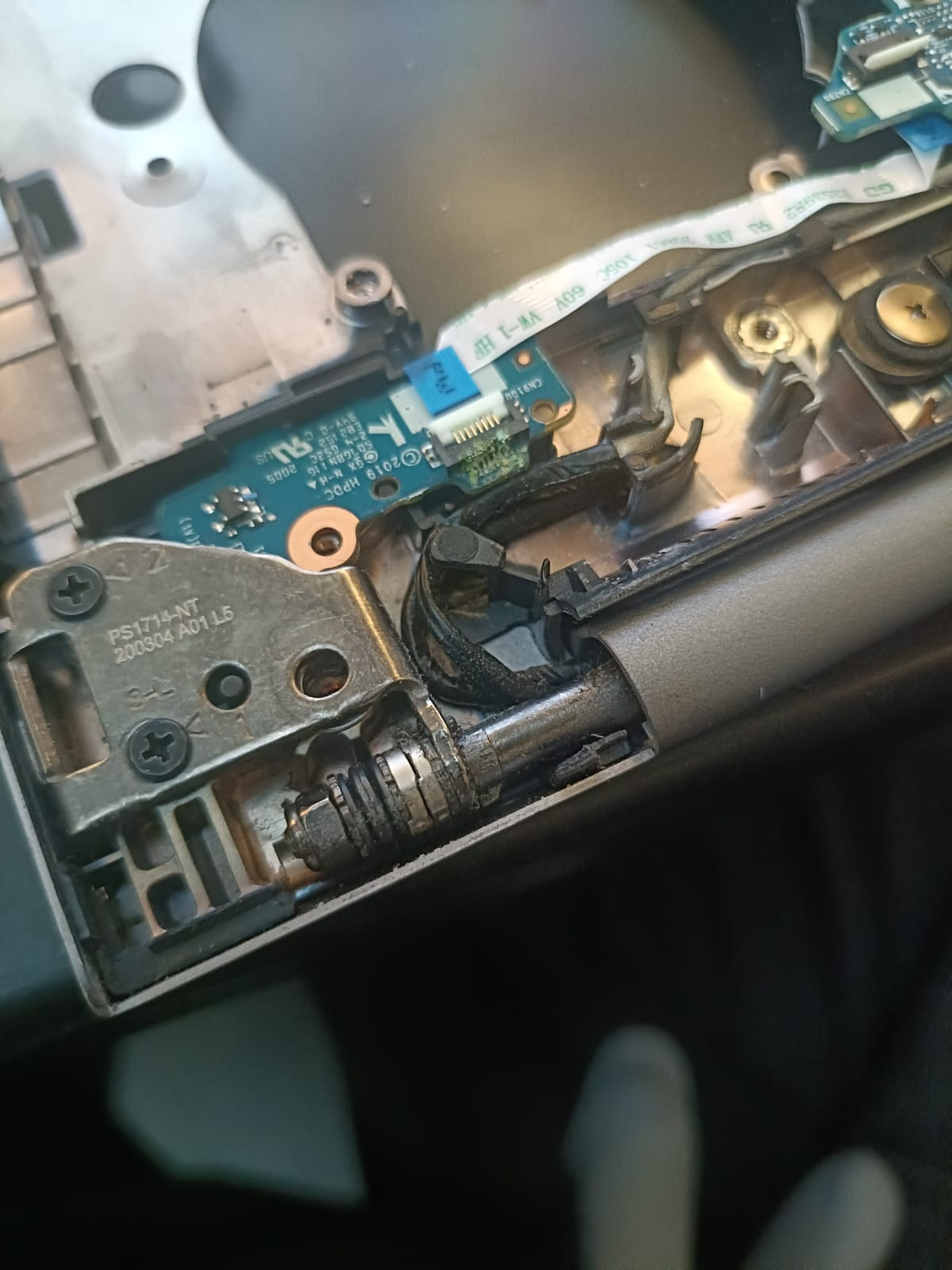 Detalle de bisagra y soporte de una laptop abierta